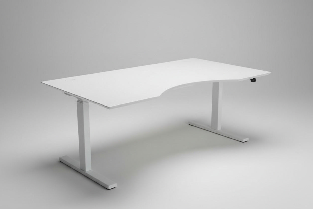 Dencon hæve-sænkebord 160x90 med hvid laminat bordplade og hvidt stel set fra skrå vinkel.